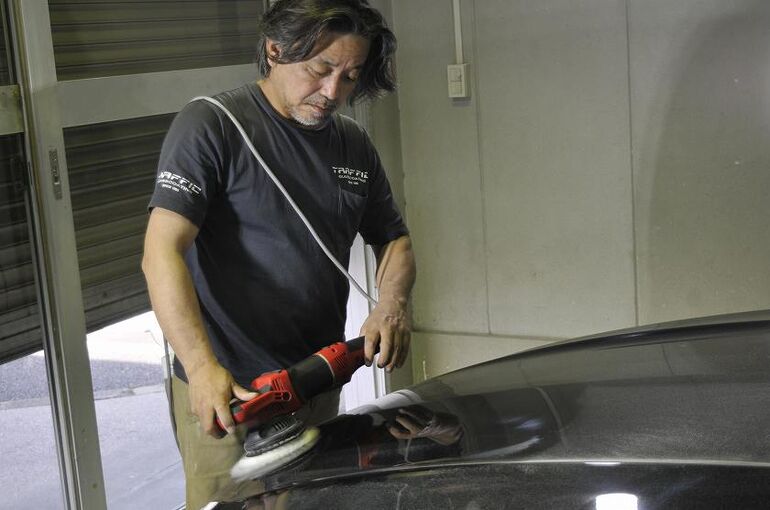 メルセデスAMG　C63S　磨き施工　エンジンフード前部を磨いている写真