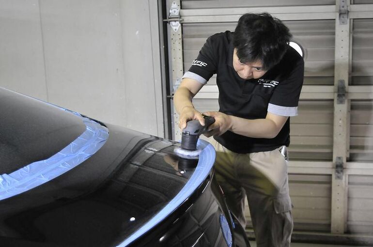 メルセデスAMG　C63S　磨き施工　トランク上部を磨いている写真