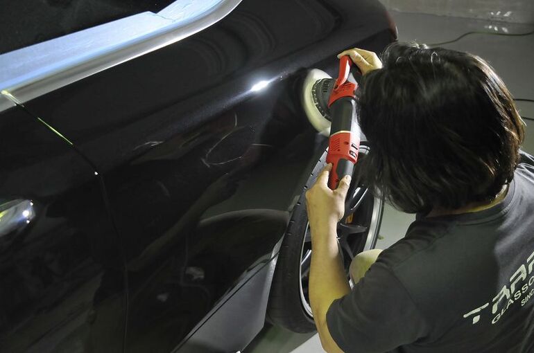 メルセデスAMG　C63S　磨き施工　左後ろフェンダー部を磨いている写真