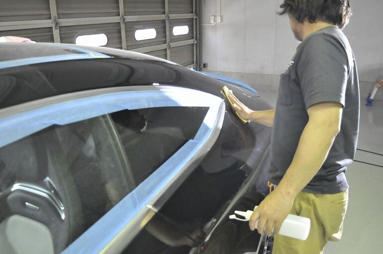 メルセデスAMG　C63S　磨き施工　磨いた面を脱脂して傷の状態を確認している写真