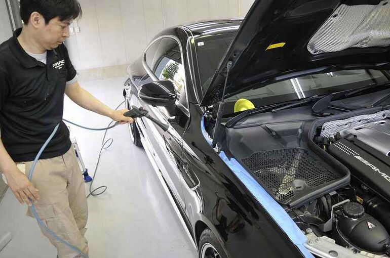 メルセデスAMG　C63S　磨き施工後にブロワーがけしてコンパウンドの粉などを吹き飛ばす写真