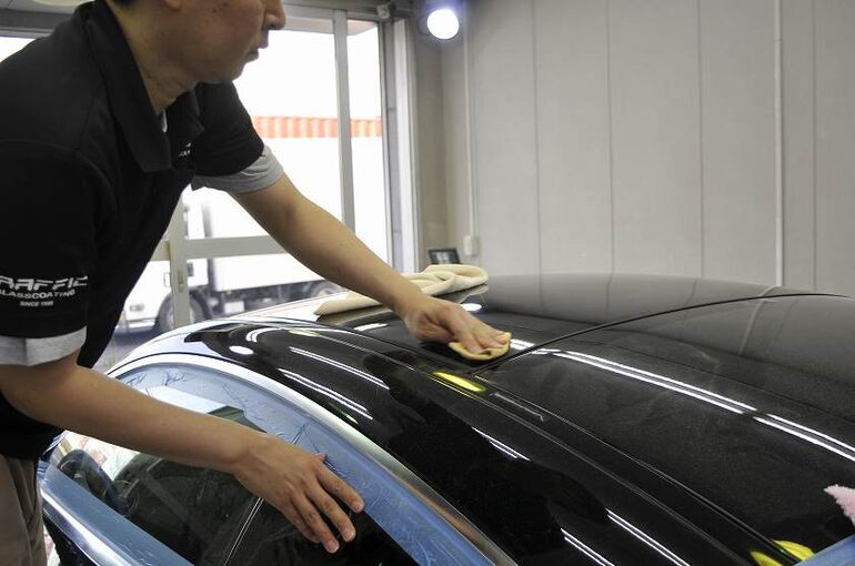 メルセデスAMG　C63S　磨き施工後の細部清掃　ルーフ部