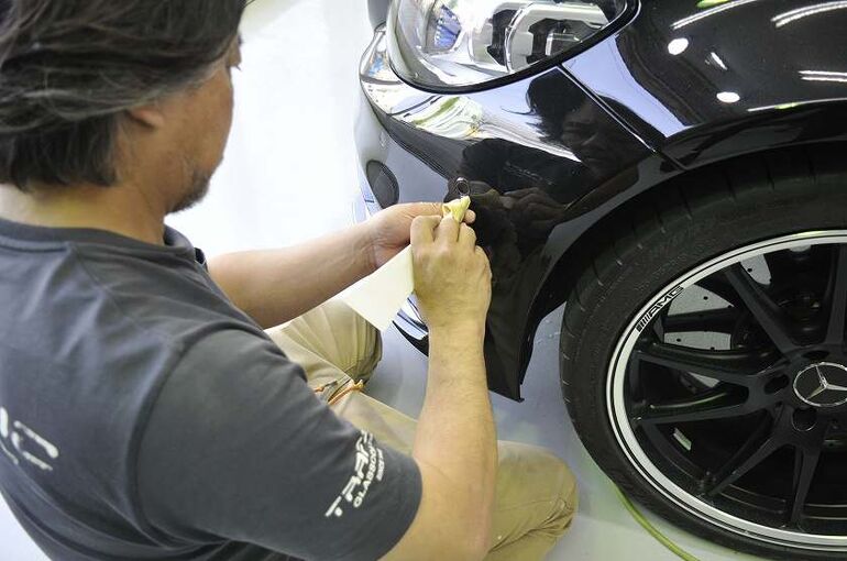 メルセデスAMG　C63S　磨き施工後の細部清掃　左前のフェンダー部の隙間