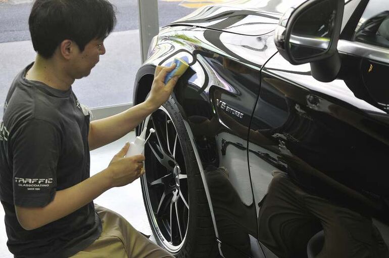 メルセデスAMG　C63S　コーティング剤の塗布　左前方フェンダー部に塗布している写真