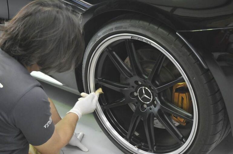 メルセデスAMG　C63S　左後ろのホイールにコーティング剤を塗布している写真