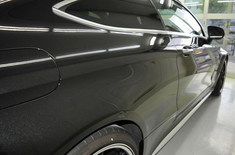 メルセデスAMG　C63S　下地処理、磨き、コーティング施工後の右サイドの写真。鏡面のような仕上がり
