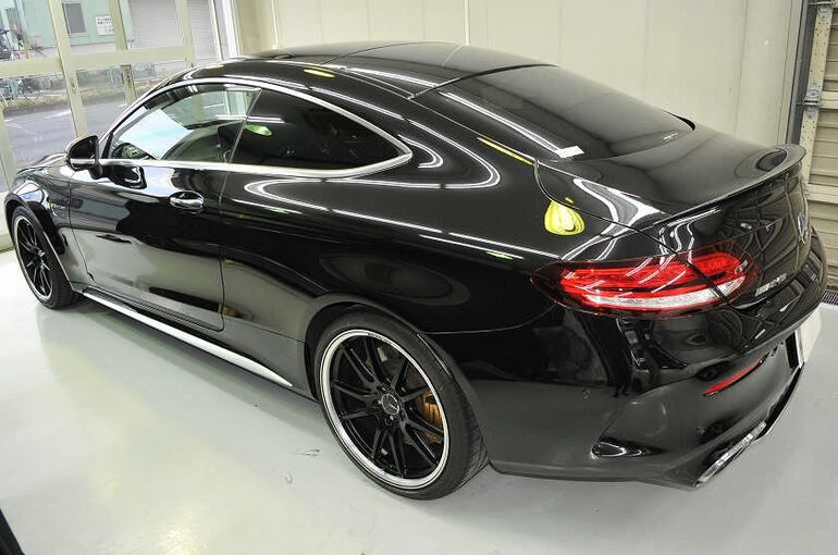 メルセデスAMG　C63S　下地処理、磨き、コーティング施工後の右後ろから全体像の写真