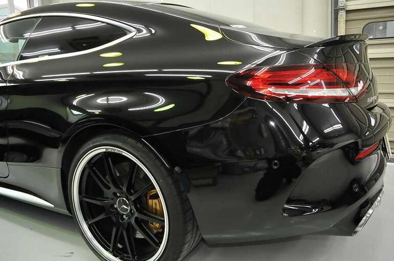 メルセデスAMG　C63S　下地処理、磨き、コーティング施工後の左後ろフェンダー部のの写真