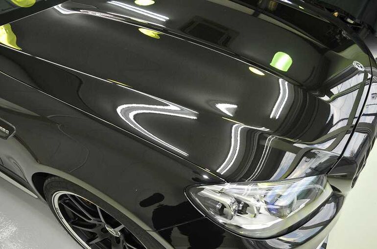 メルセデスAMG　C63S　下地処理、磨き、コーティング施工後のエンジンフード上部、右サイドの写真