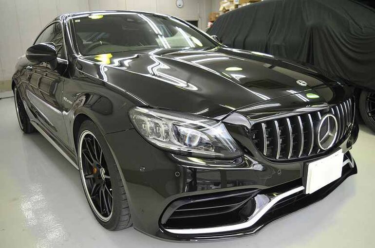 メルセデスAMG　C63S　下地処理、磨き、コーティング施工後のエンジンフード上部、右前方より全体像の写真