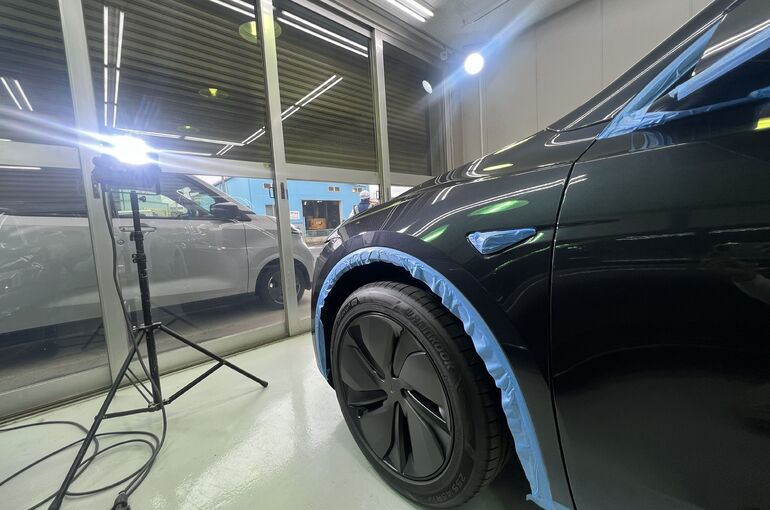テスラ　モデル3　磨きのメタルハライドランプをボディの移している写真