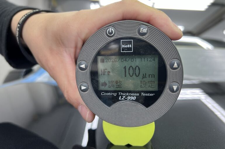 テスラ　モデル3　コーティング施工前　膜厚計写真