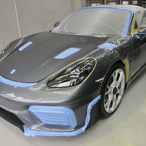 ポルシェ 718 スパイダーRS　トラフィックガラスコーティング　磨き施工前　養生