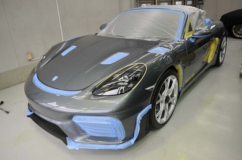 ポルシェ 718 スパイダーRS　トラフィックガラスコーティング　磨き施工前　養生