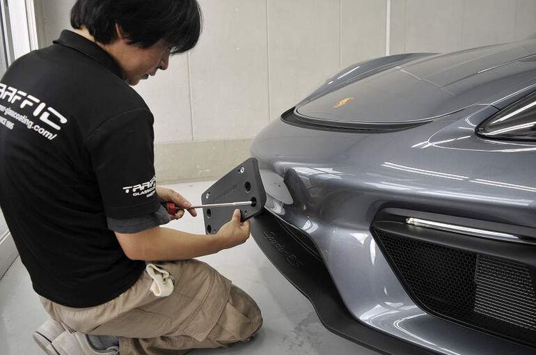 ポルシェ 718 スパイダーRS　トラフィックガラスコーティング施工前　フロント　ナンバー　外し