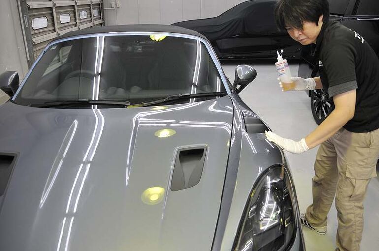 ポルシェ 718 スパイダーRS　トラフィックガラスコーティング施工前　塗装面全体にクレンジング剤を塗布