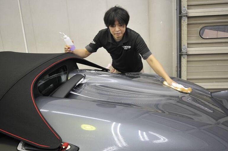 ポルシェ 718 スパイダーRS　トラフィックガラスコーティング施工　クレンジング剤と汚れをシャンプー洗車で除去
