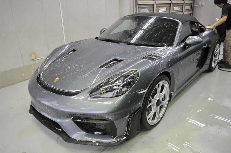 ポルシェ 718 スパイダーRS　トラフィックガラスコーティング施工　クレンジング剤と汚れをシャンプー洗車で除去　2枚目