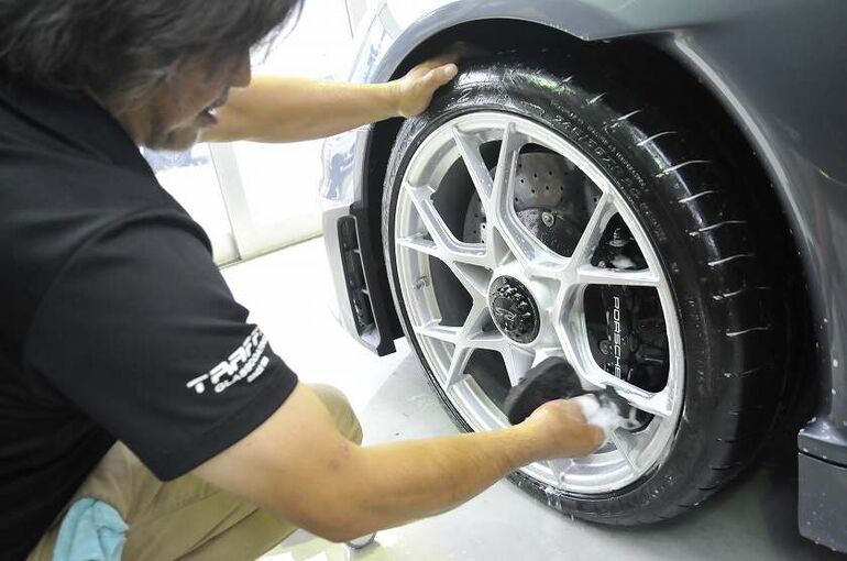 ポルシェ 718 スパイダーRS　ホイール洗浄（左前）