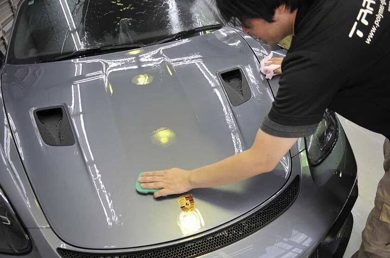 ポルシェ 718 スパイダーRS　トラフィックガラスコーティング施工　鉄粉除去パッドで塗装面に付着した鉄粉除去　（ボンネット部）