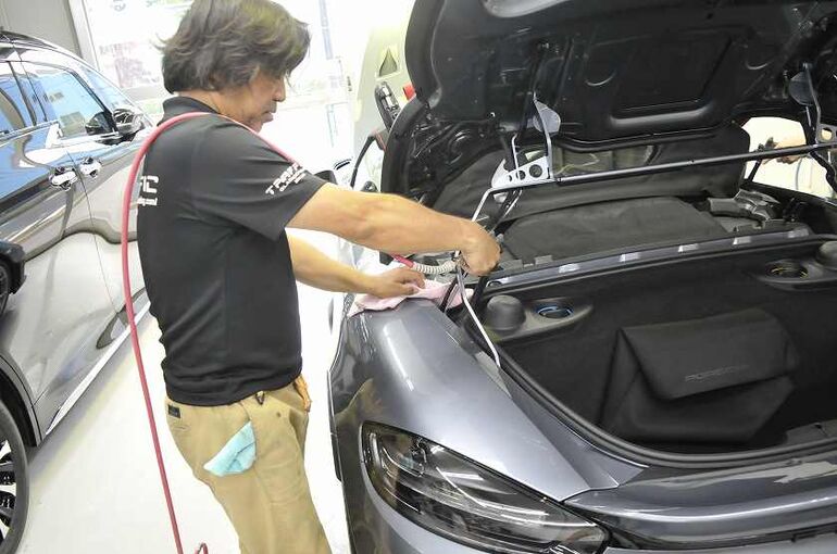 ポルシェ 718 スパイダーRS　トラフィックガラスコーティング施工　洗車後、ブロワーで隙間の水滴を除去