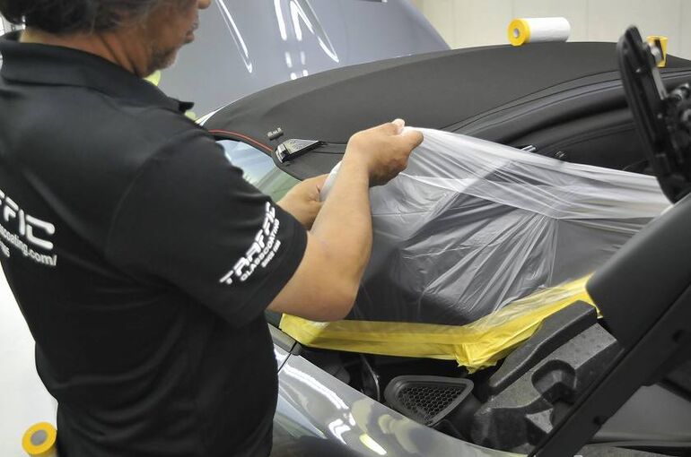 ポルシェ 718 スパイダーRS　トラフィックガラスコーティング施工　幌をビニールで養生