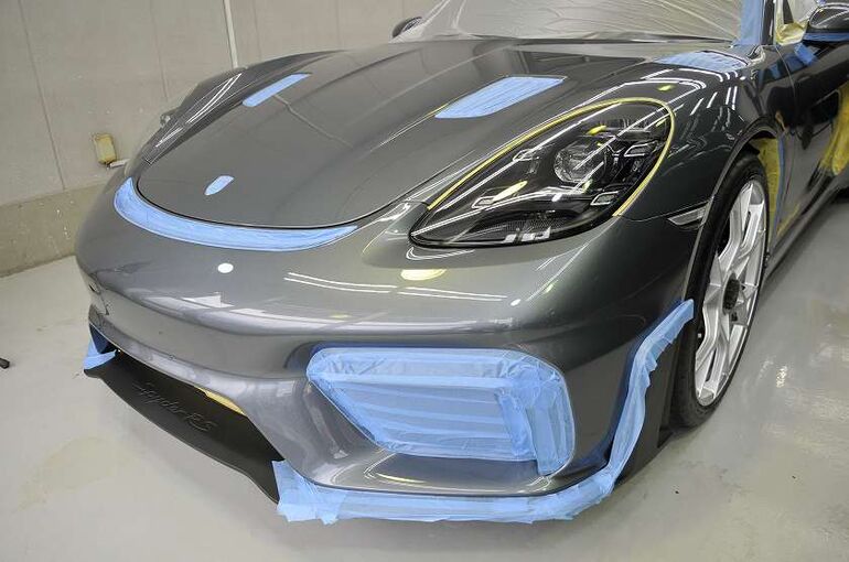 ポルシェ 718 スパイダーRS　トラフィックガラスコーティング施工　磨き前の養生完了。フロント左前から