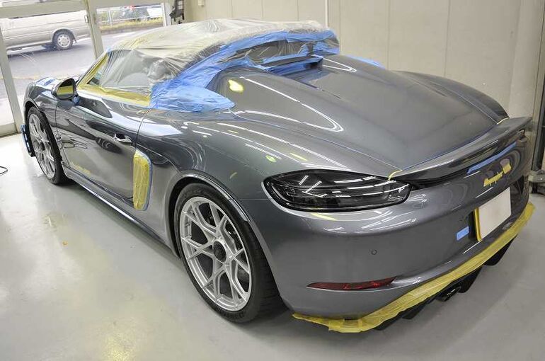 ポルシェ 718 スパイダーRS　トラフィックガラスコーティング施工　磨き前の養生完了。　左後ろから全体像