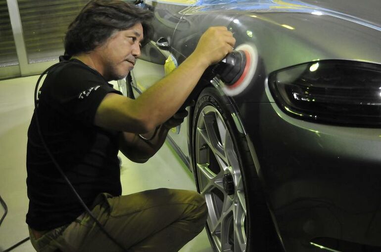 ポルシェ 718 スパイダーRS　磨トラフィックガラスコーティング施工　き施工　右リアフェンダー部