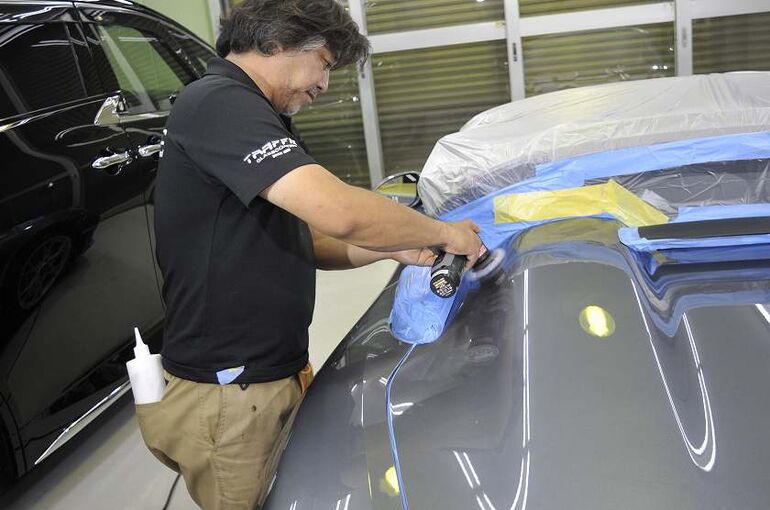 ポルシェ 718 スパイダーRS　トラフィックガラスコーティング施工　磨き施工　リアエンジンフード部