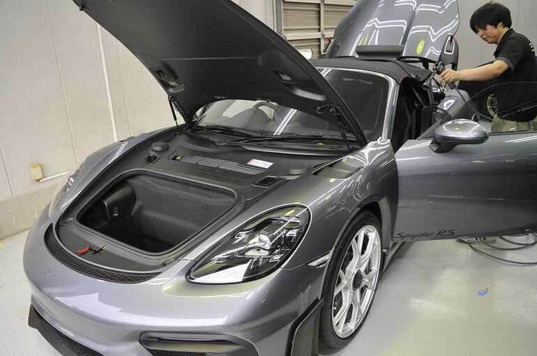 ポルシェ 718 スパイダーRS　トラフィックガラスコーティング施工　　磨き工程完了　塗装に乗ったコンパウンド除去