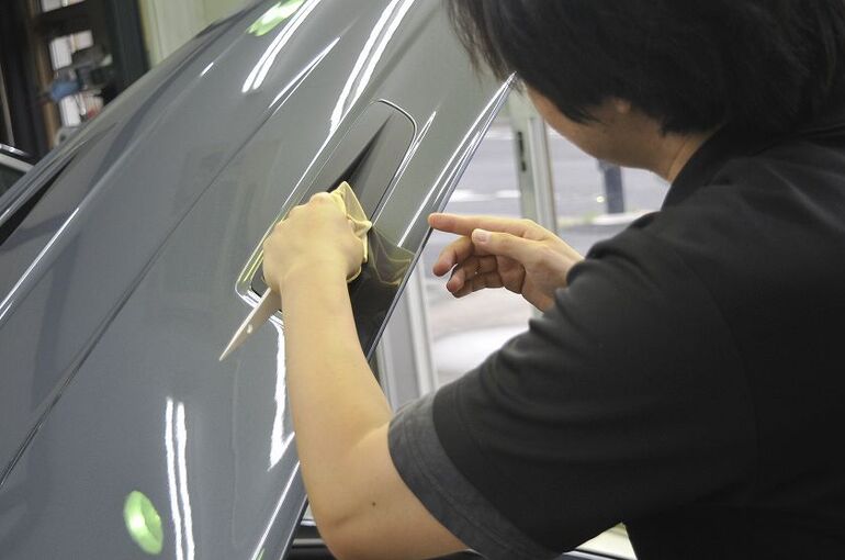 ポルシェ 718 スパイダーRS　トラフィックガラスコーティング施工　　磨き施工後、隙間に残ったコンパンド除去2