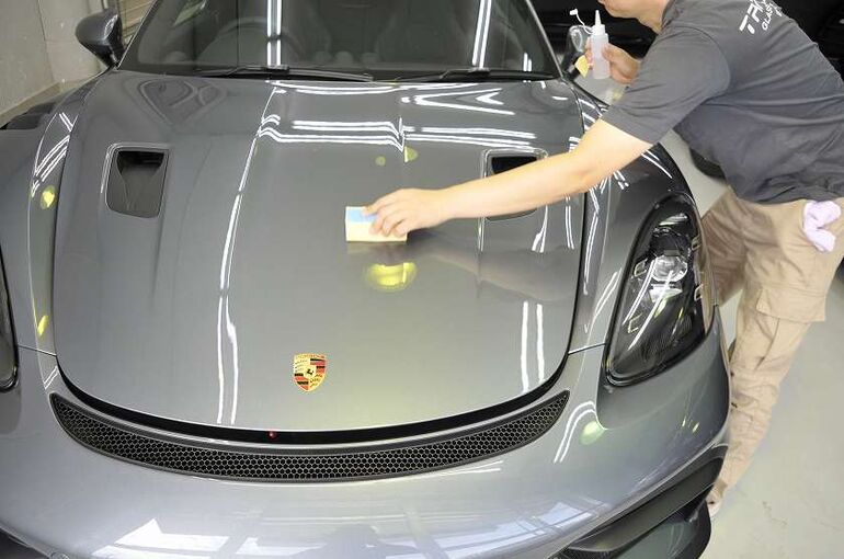 ポルシェ 718 スパイダーRS　　トラフィックガラスコーティング施工　コーティング剤の塗布　ボンネット部