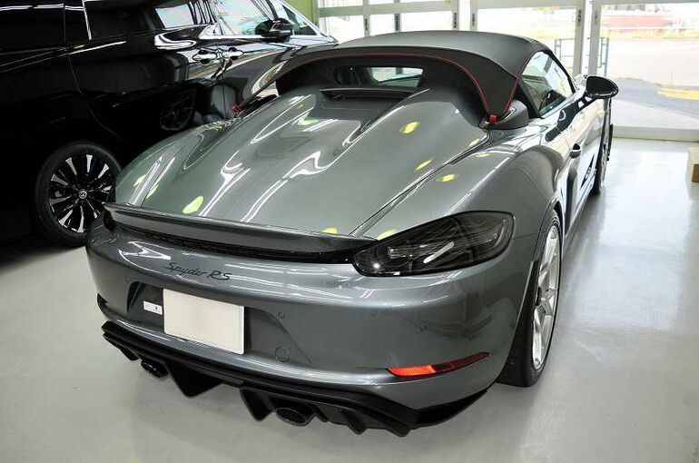 ポルシェ 718 スパイダーRS　トラフィックガラスコーティング施工完了後　右後ろより全体像