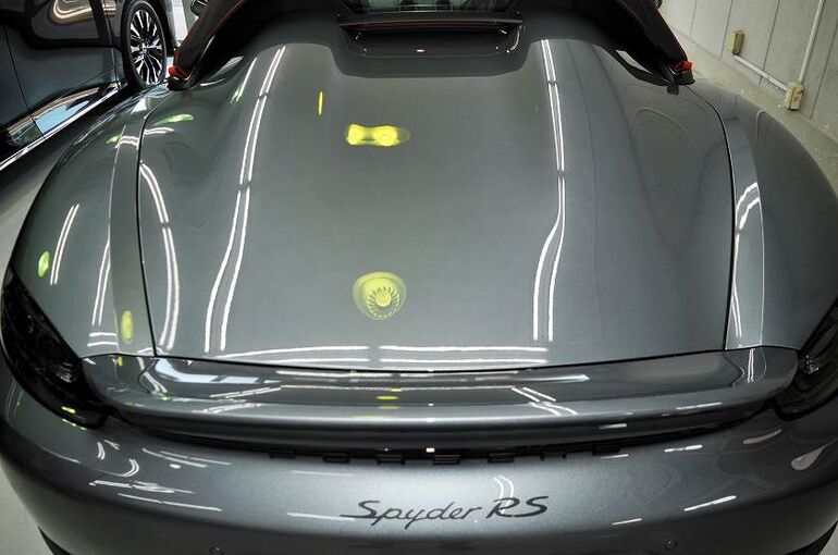 ポルシェ 718 スパイダーRS　トラフィックガラスコーティング施工完了後　後ろから　リアエンジンフ―ド部