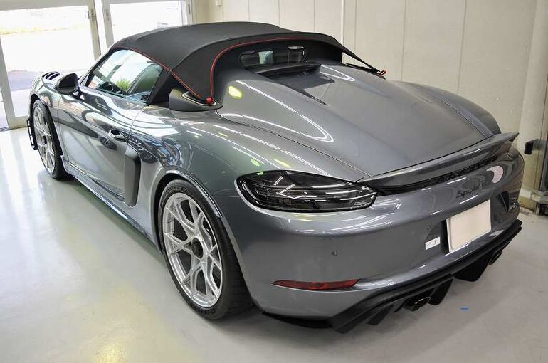 ポルシェ 718 スパイダーRS　トラフィックガラスコーティング施工完了後　左後ろより全体像