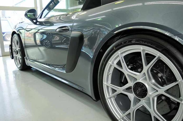 ポルシェ 718 スパイダーRS　トラフィックガラスコーティング施工完了後　後方より　左サイド部