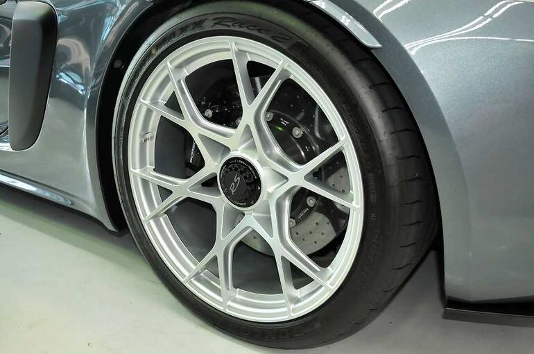 ポルシェ 718 スパイダーRS　トラフィックガラスコーティング施工完了後　左後ろ　ホイール