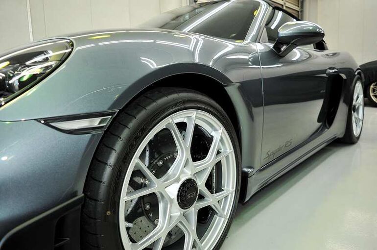 ポルシェ 718 スパイダーRS　トラフィックガラス　コーティング施工完了後　前方より左側面