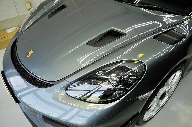 ポルシェ 718 スパイダーRS　トラフィックガラスコーティング施工完了後　左前よりボンネット部