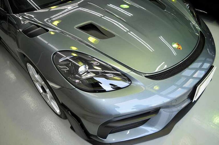 ポルシェ 718 スパイダーRS　トラフィックガラスコーティング施工完了後　右前よりボンネット部