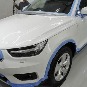 ボルボ XC40 カーコーティング施工　みがき施工前　養生　左前から　2