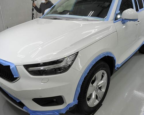 ボルボ XC40 カーコーティング施工　みがき施工前　養生　左前から　2