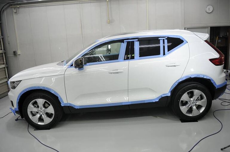 ボルボ XC40 カーコーティング施工　みがき施工前　養生　左サイドから全体像