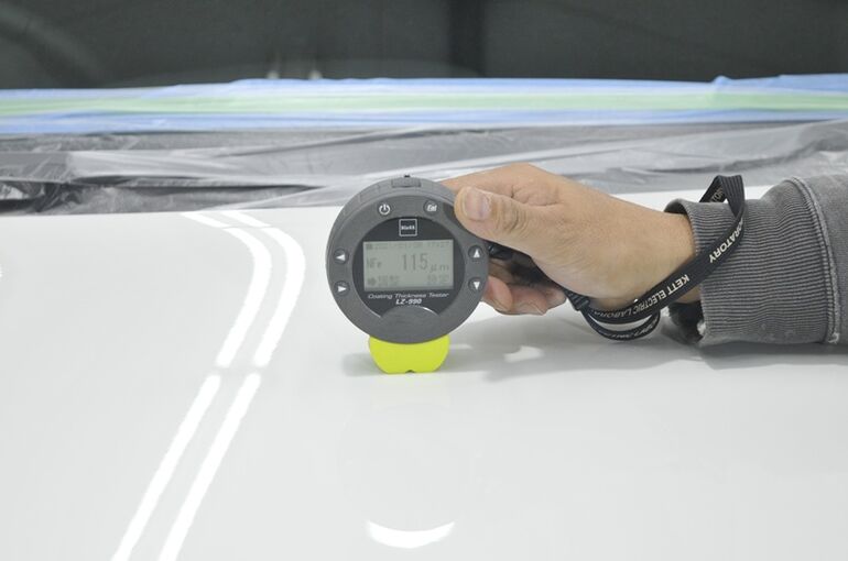 ボルボ XC40 カーコーティング 施工　磨き施工前 ボンネット部 の膜厚を膜厚計で計測　115㎛