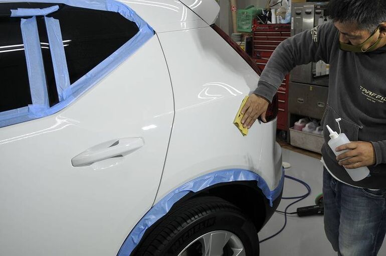ボルボ XC40 カーコーティング施工　みがき施工後　脱脂工程　左リアフェンダー部