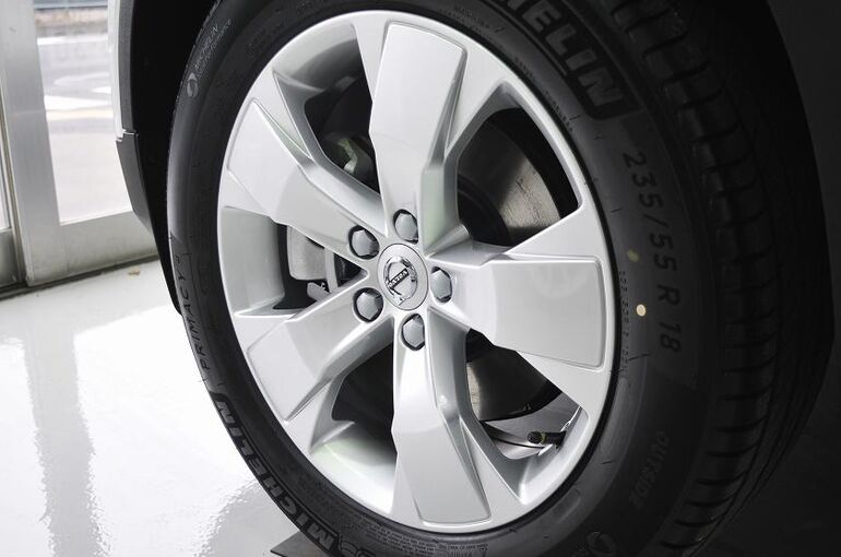 ボルボ XC40 カーコーティング施工後　左前ホイールコーティング施工後　