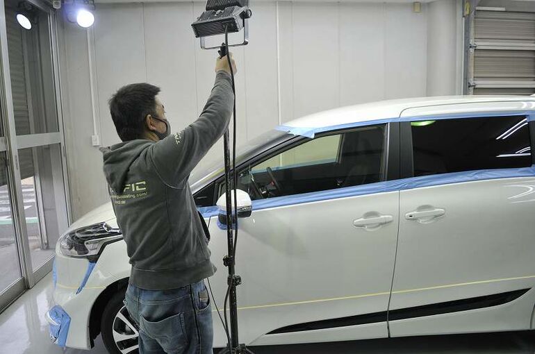 ボルボ XC40　カーコーティング　施工前　磨き前　養生後　特殊ライト　セッティング中