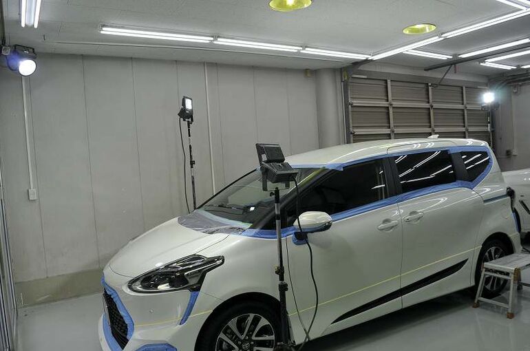 ボルボ XC40　カーコーティング　施工前　磨き前　養生後　特殊ライト　水銀灯　セッティング中