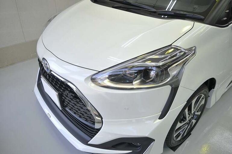 ボルボXC40　カーコーティング施工後　左前から　ボンネット左側とフロント部の写真